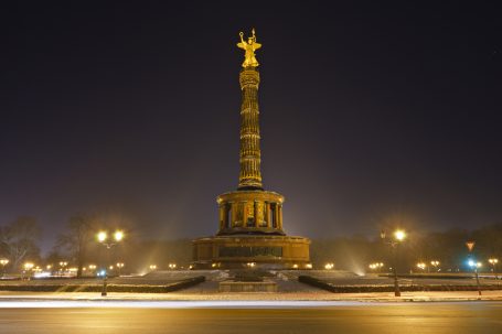 Angestrahlte Siegessäule am Abend