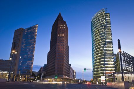 Bahntower am Potsdamer Platz bei Nacht