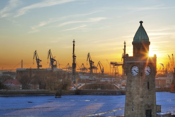 Sonnenuntergang über dem hamburger Hafen