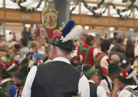 Männer in bayrischer Tracht beim Oktoberfest