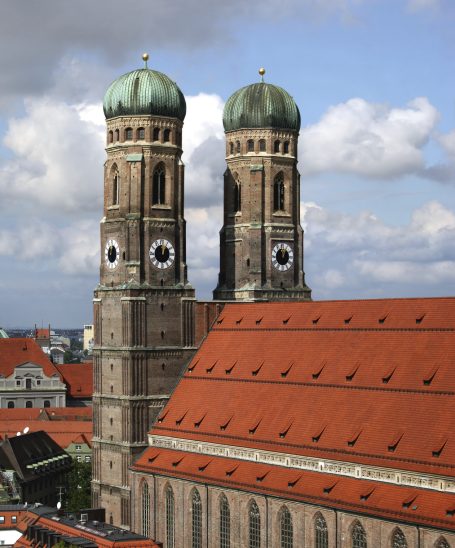 Zwei Türme der frauenkirche in München mit grüner Kuppel