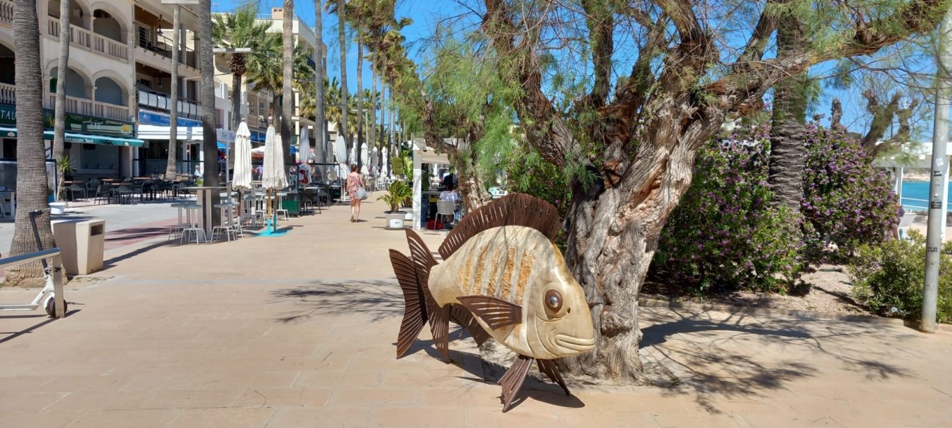 Hafenpromenade in Colonia de Sant Jordi Fischplastik an der Hafenpromenade