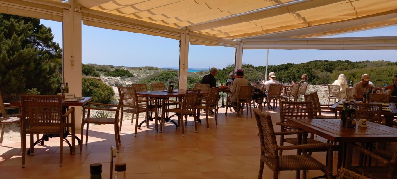 Restaurant "Es Trenc" direkt am Naturstrand Terrasse eines Strandrestaurants