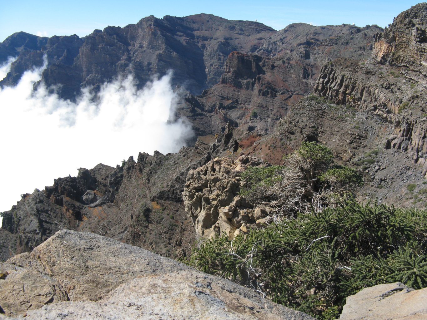La Palma - der größte Senkkrater der Welt Steile Kraterwände mit aufsteigenden Wolken auf La Palma