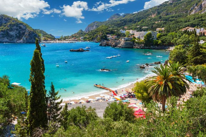 Bucht mit Palmen und strand auf Korfu