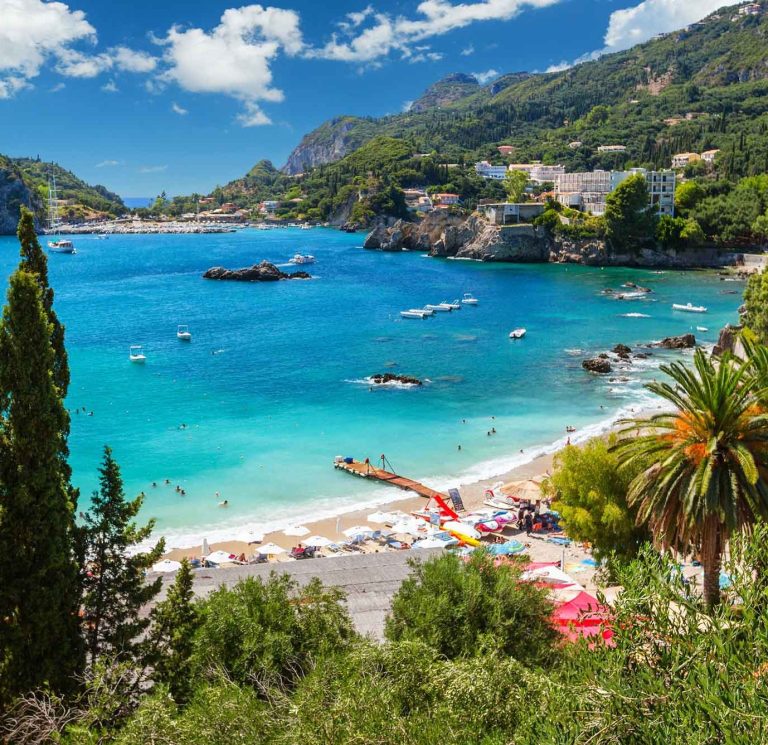 Blick in eine Bucht auf Korfu mit azurblauem Wasser