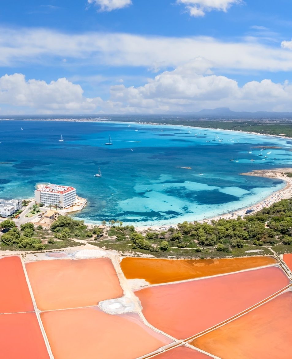 Blick von oben auf die Strände von Colonia Sant jordi