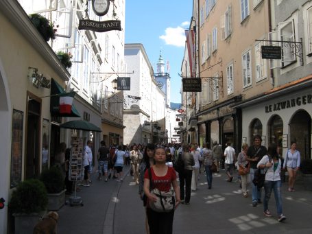 Menschen in einer Gasse in Salzburg