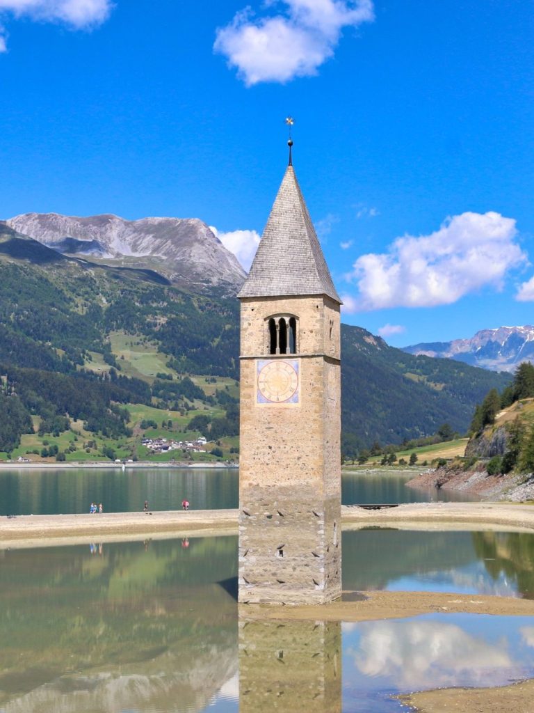 Kirchturm steht im See 