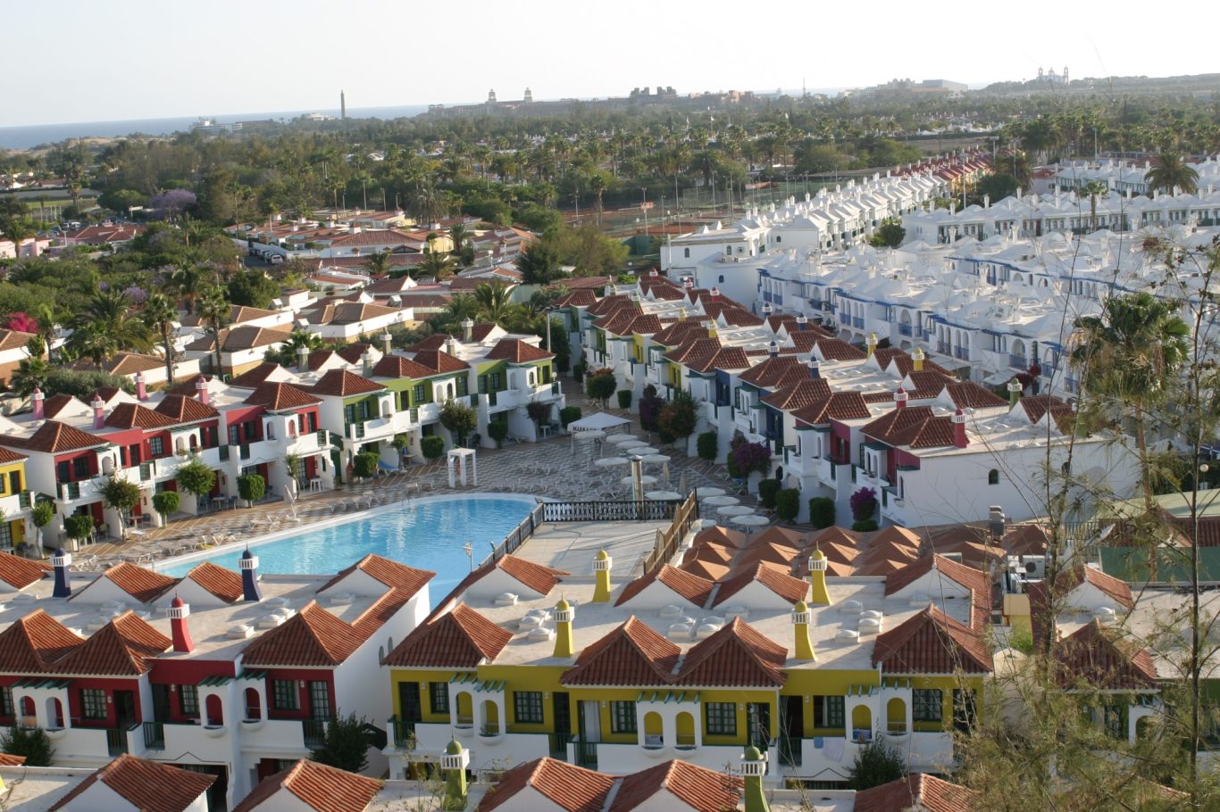 Gran Canaria - Urlaubsanlagen in Maspalomas Bunte Ferienhäuser mit Pool in Maspalomas