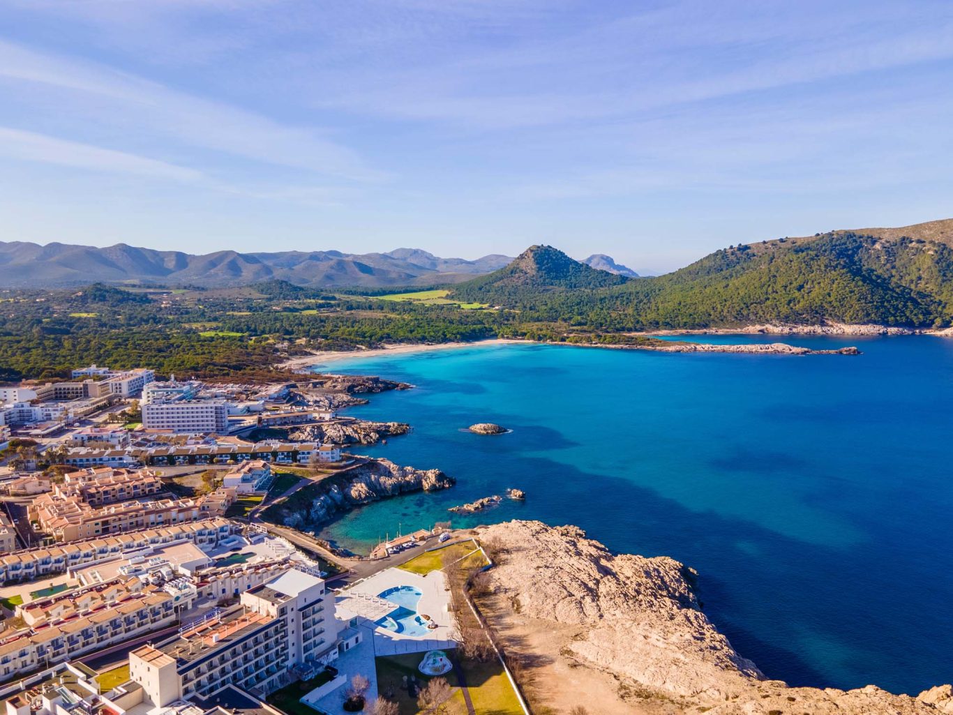 Cala Rajada Hotels und Cala Agulla Panorama von Cala Ratjada mit Bucht und Bergen