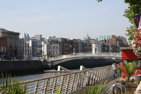 Blick über den Fluss Liffey auf eine Brücke