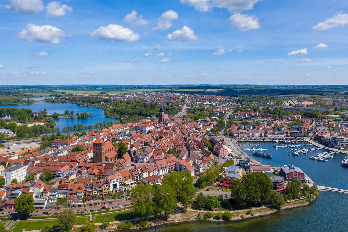 Waren an der Müritz Altstadt und Hafen Blick von oben auf Waren
