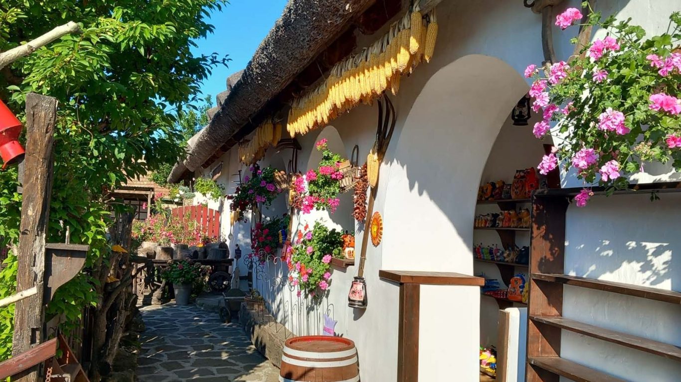 Historisches Haus in Tihany am Balaton Hausfassade mit Kette aus Maiskolben und Blumen