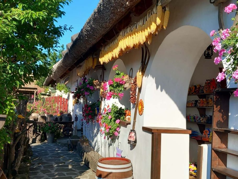 Bunt geschmücktes Bauernhaus