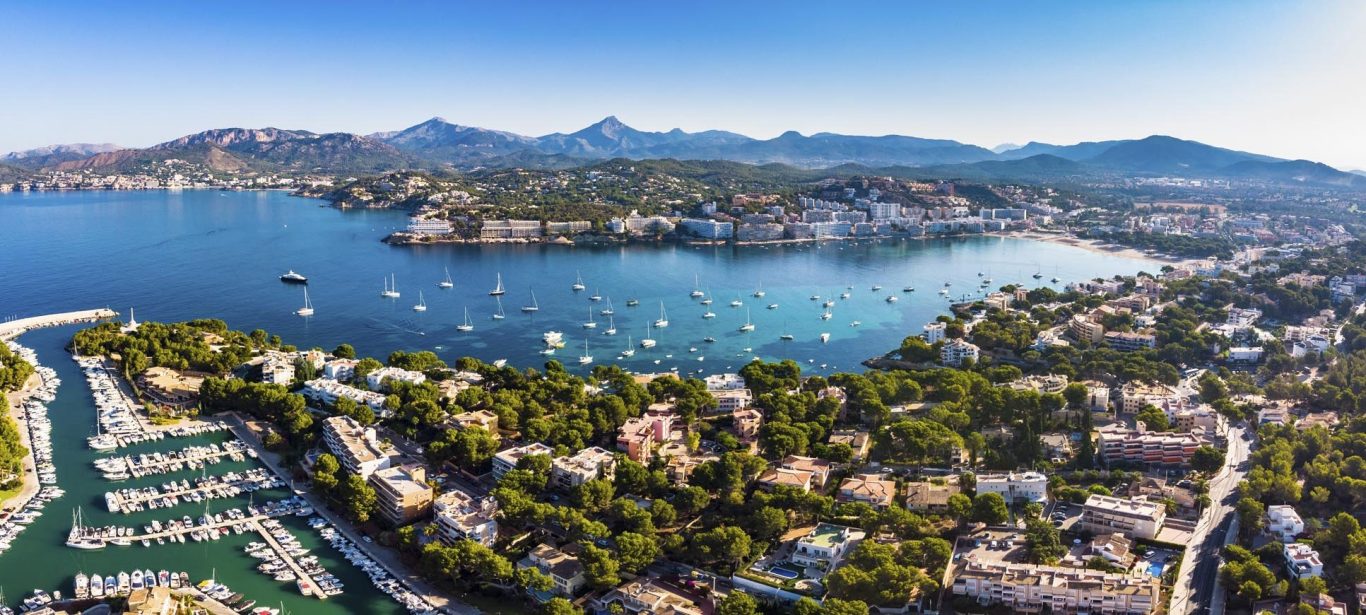 Blick in die Bucht von Santa Ponsa auf Mallorca aus der Luft