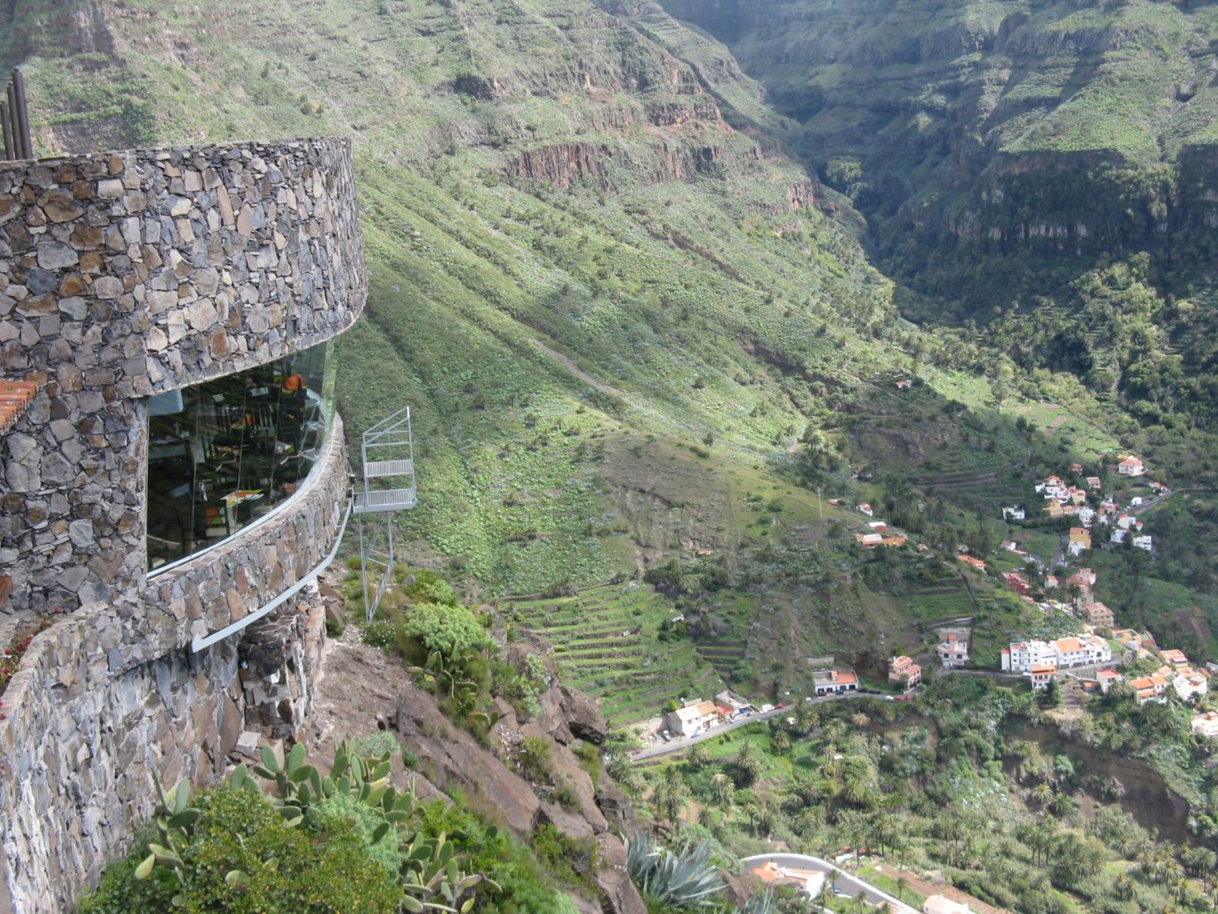 La Gomera - Panorama-Restaurant am Valle Gran Rey Blick von oben auf das Panoramafenster und in das Tal im Valle Gran Rey