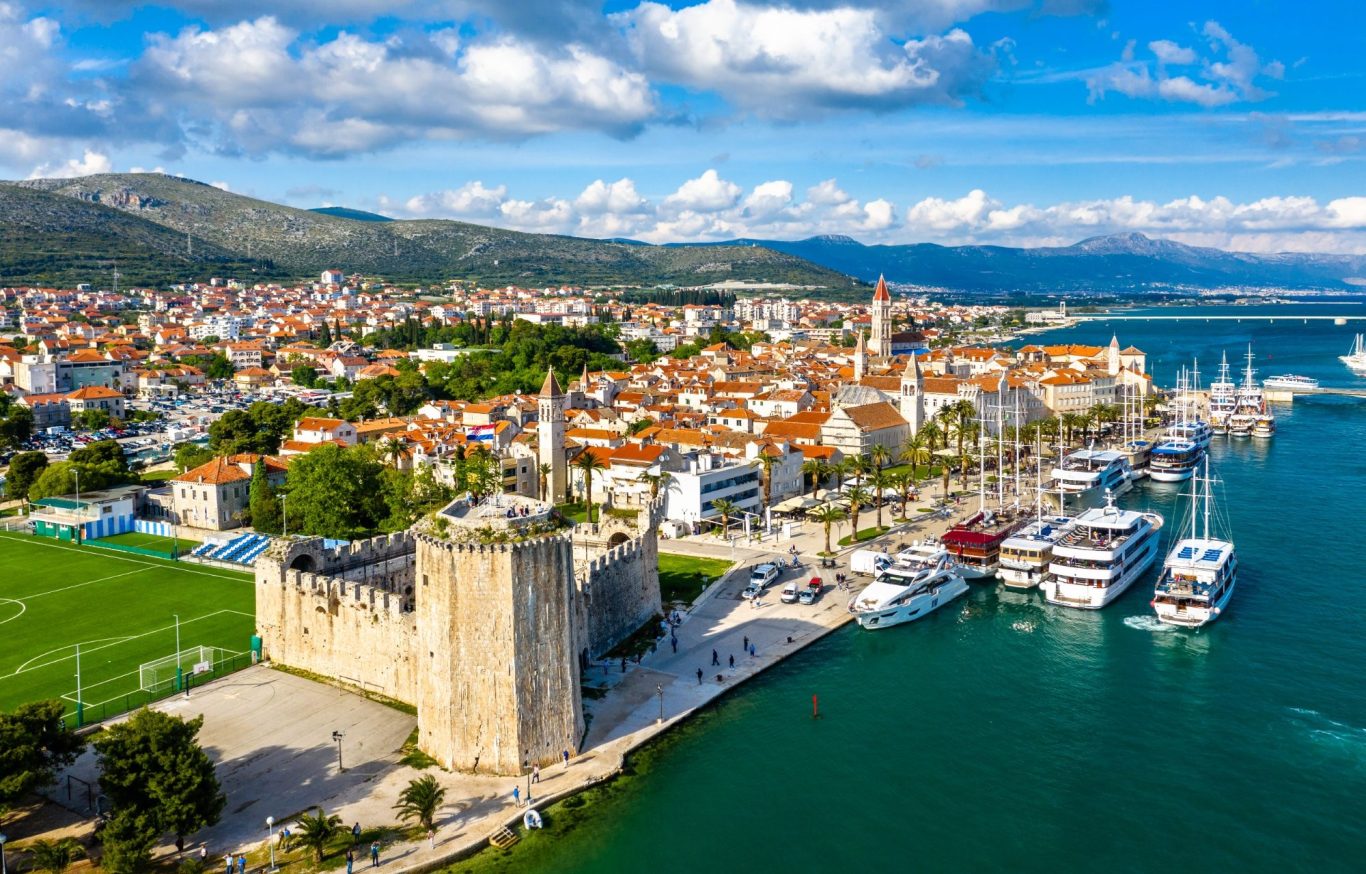 Stadtmauer und Türme in der Altstadt am Hafen von Trogir in Kroatien
