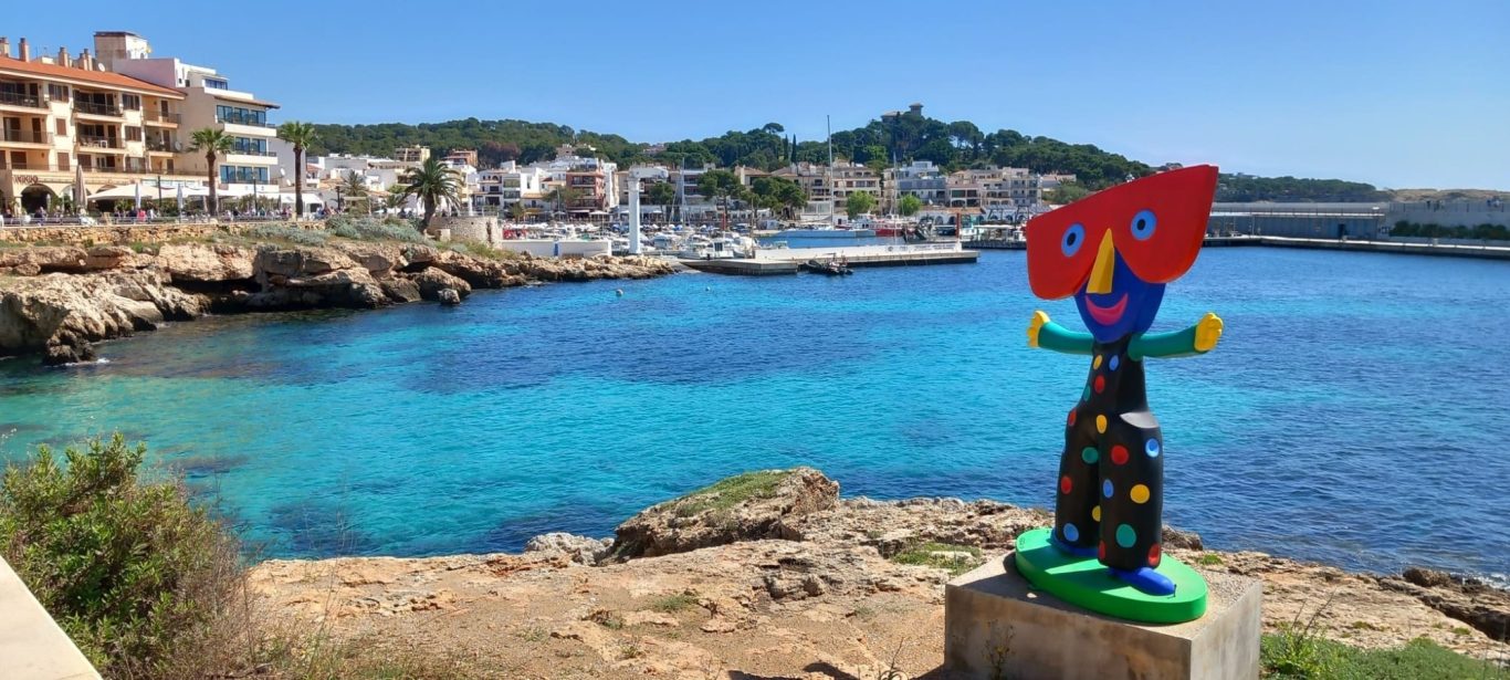 Kunstfigur am Hafen in Cala Rajada Bunte Skulptur an der Hafeneinfahrt