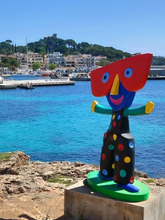 Blick auf den Hafen und eine Kunstfigur