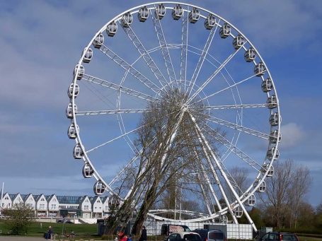 Weißes Riesenrad vor der Seebrücke Heringsdorf