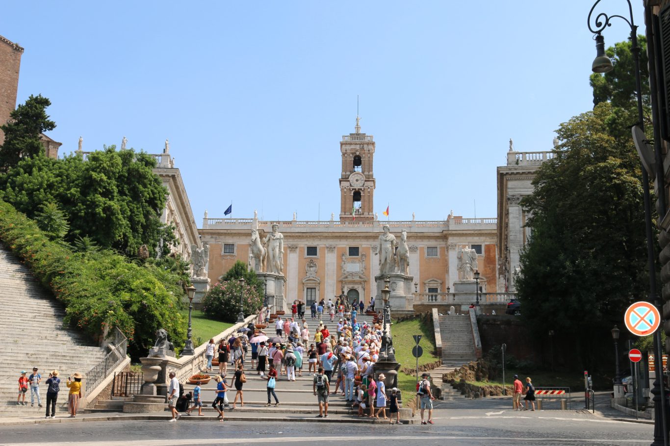 Rom Treppe Cordonata Capitolina zum Campidoglio Mensche auf der Treppe Cordonata in Rom