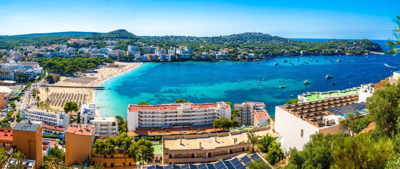 Playa Santa Ponsa mit Hotels und Strand Blick auf eine schöne Küstenlandschaft mit klarem Wasser und Sandstränden.