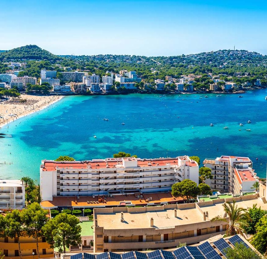 Blaues Meer, Strand und Hotels in Santa Ponsa von oben