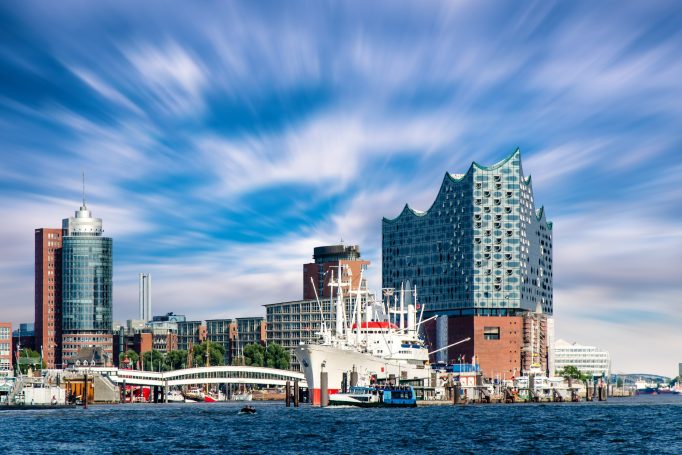 Schiff vor der Elbphilharmonie in Hamburg