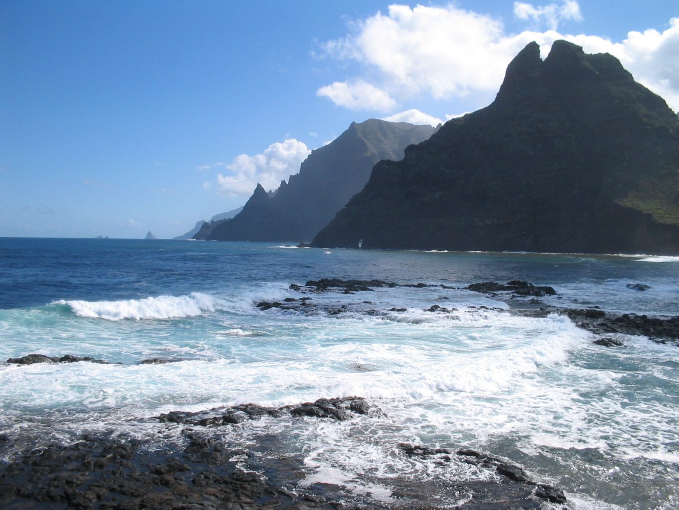 Teneriffa - Steilfelsen Roque Dos Hermanos im Norden Brandung an den schwarzen Steilfelsen im Norden von Teneriffa