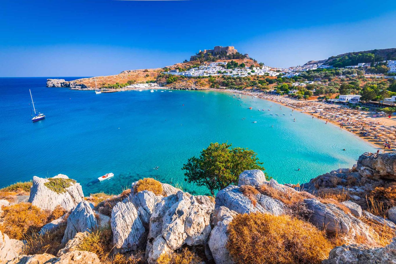 Bucht von Lindos auf Rhodos Azurblaues Meer mit Strand in Lindos auf Rhodos