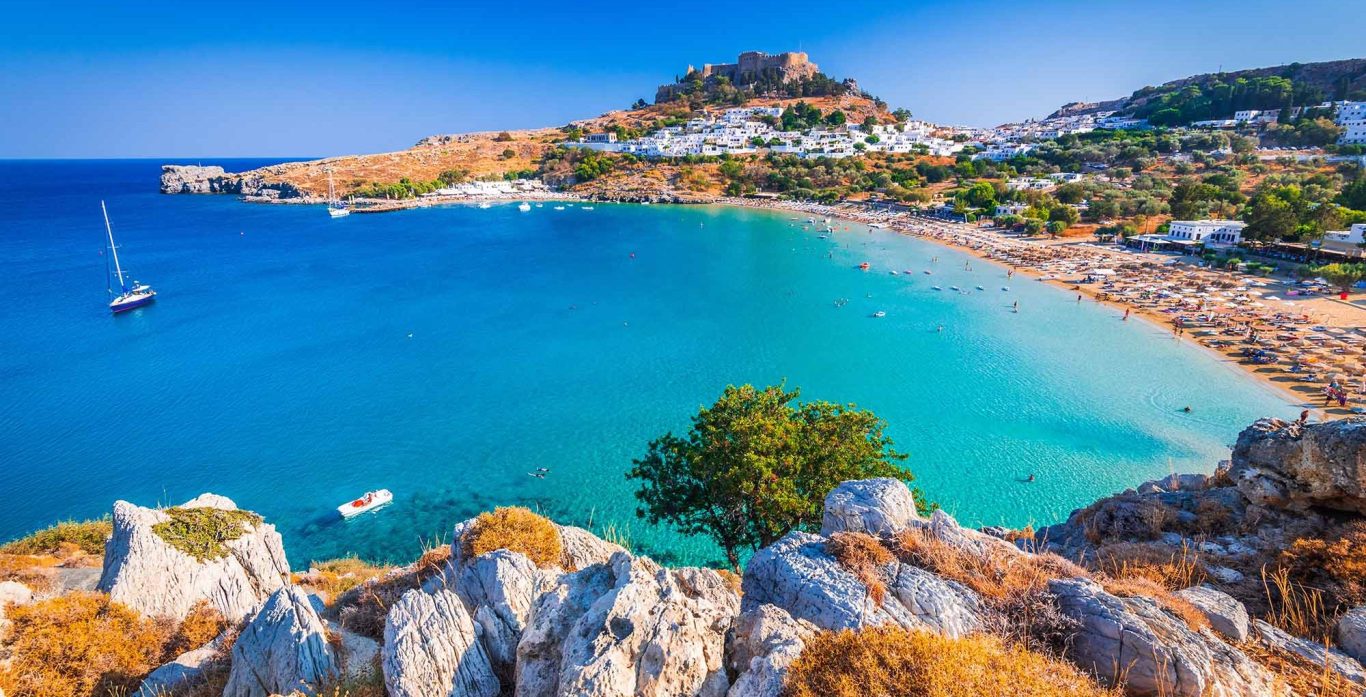 Blick in die lindos Bucht auf rhodos mit Akropolis auf einem Berg