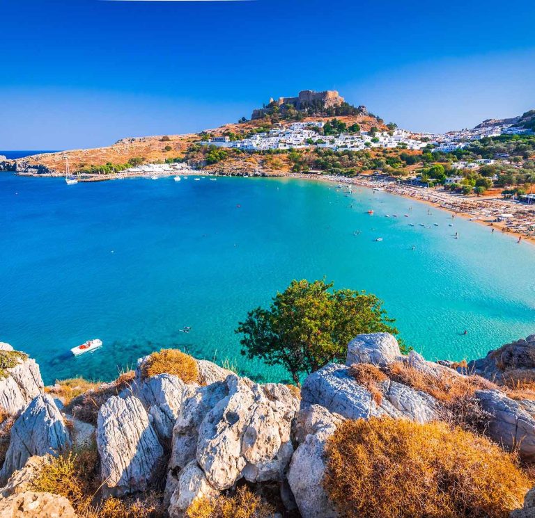 Strand mit Akropolis auf Rhodos