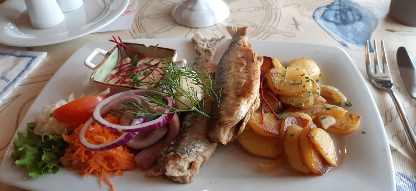 Usedomer Fischspezialität - Ostseehering mit Bratkartoffeln Grüne Heringe mit Bratkartoffeln und Salat