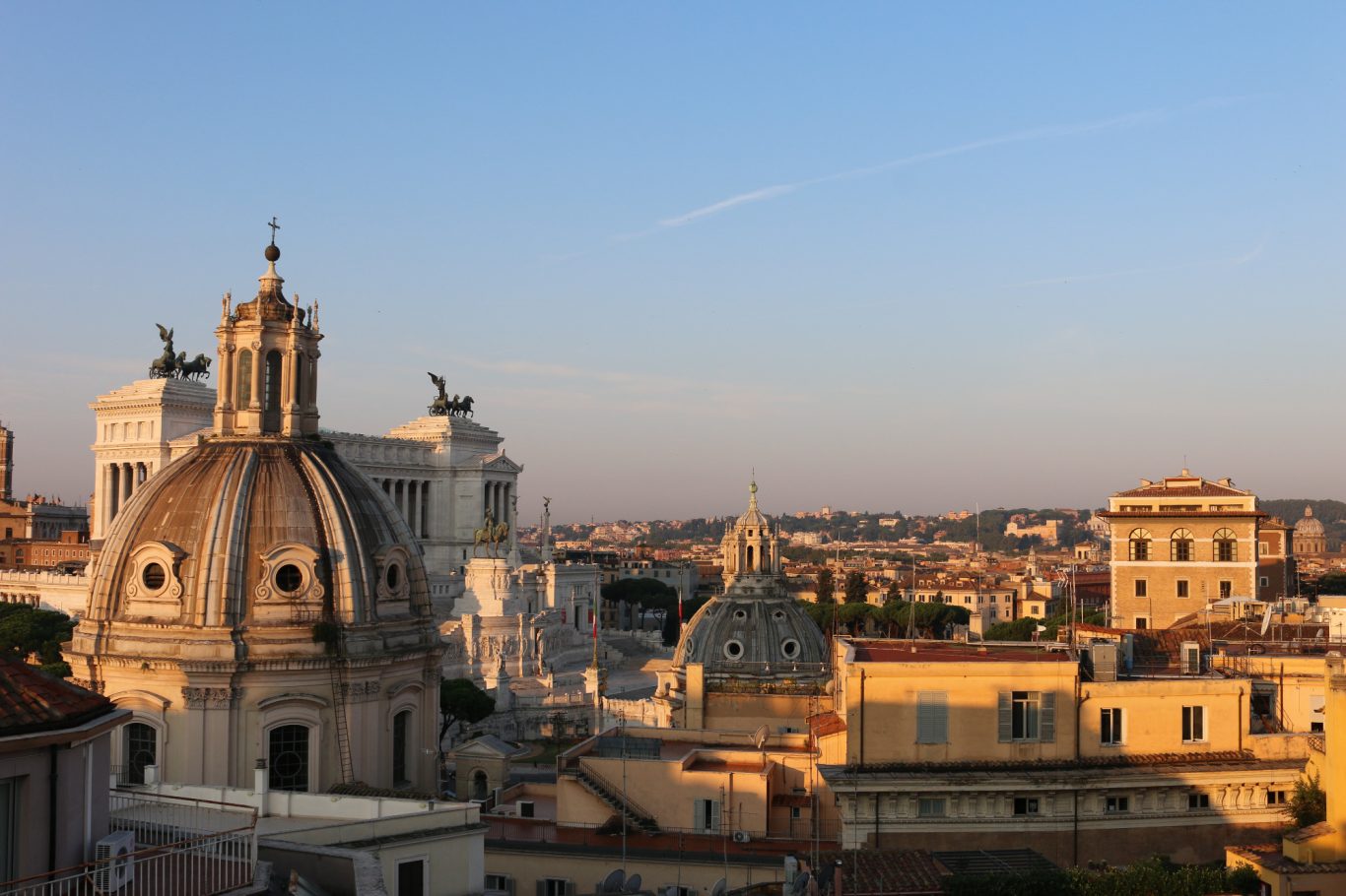 Kulisse der Altstadt von Rom zum Sonnenaufgang Blick über die Dächer der Altstadt von Rom im Morgenlicht