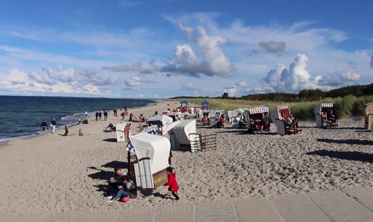 Strandkörbe und Urlauber am Strand in Graal-Müritz