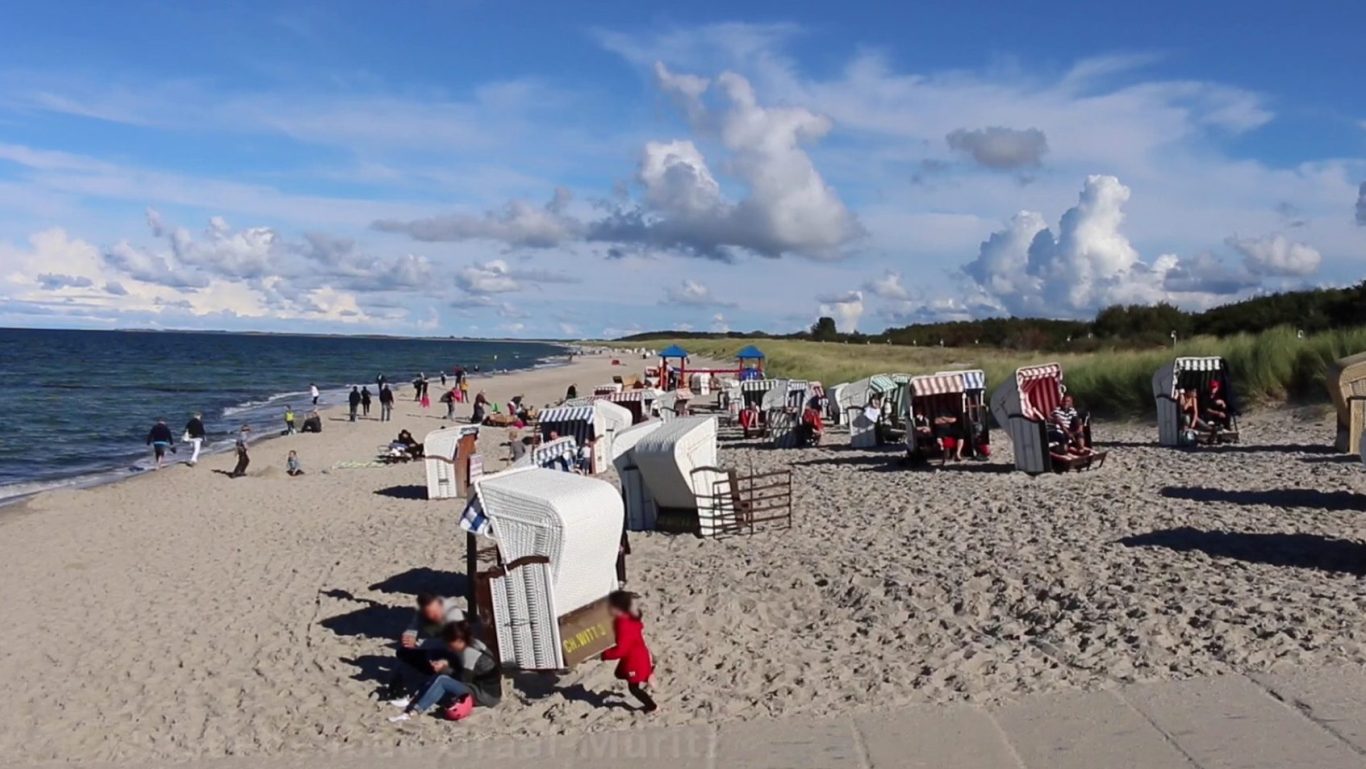 Strand im Ostseebad Graal-Müritz Strandkörbe und Urlauber am Strand in Graal-Müritz