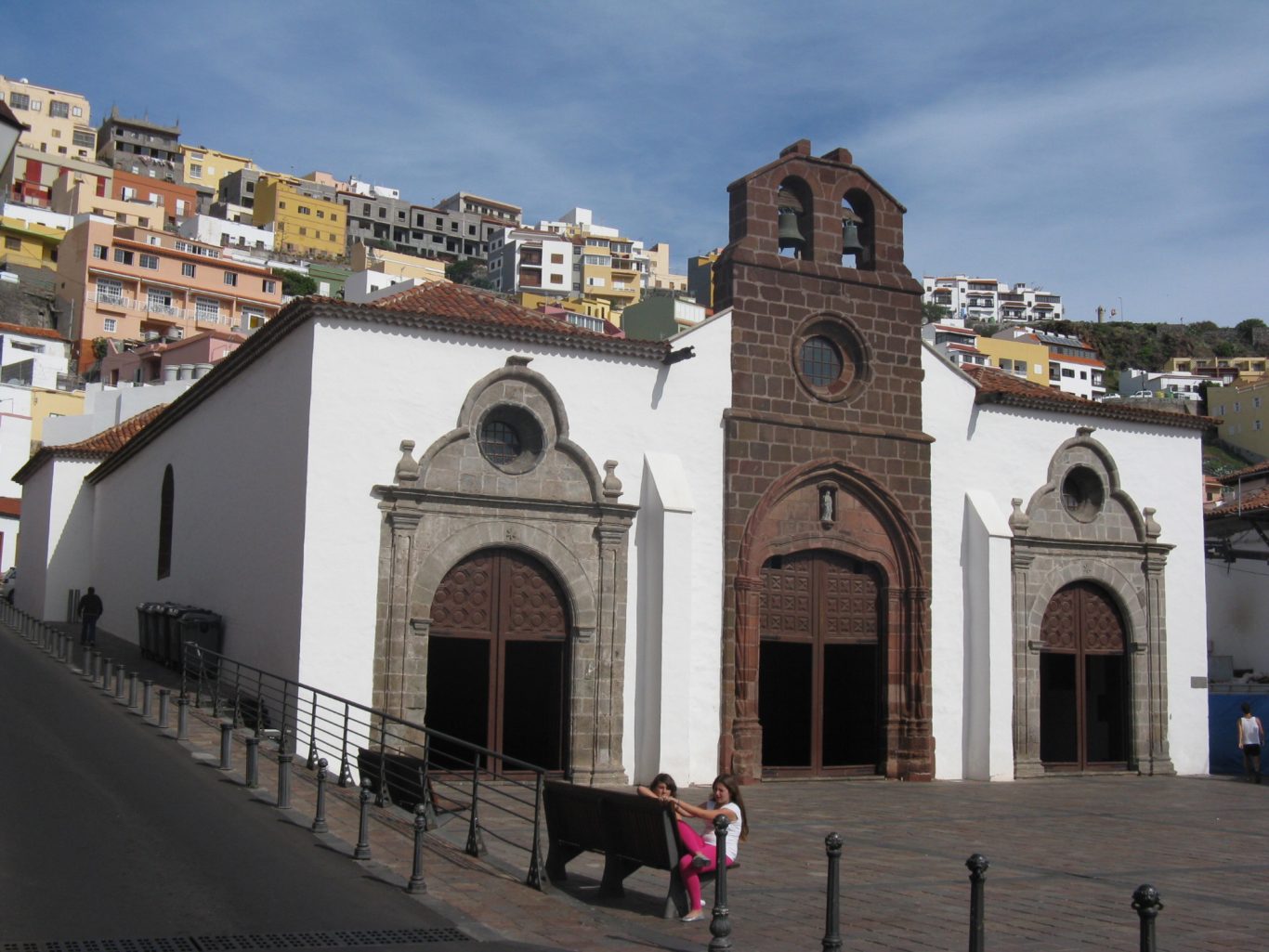 La Gomera - Kirche in San Sebastian Fassade einer Kirche mit Glockenturm in San Sebastian