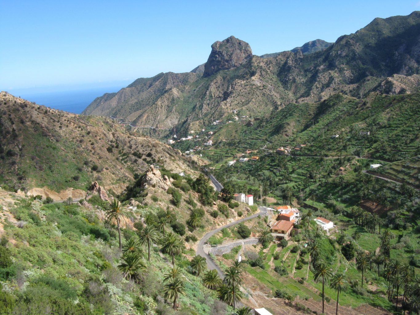 La Gomera - Bergwelt bei Las Rosas Blick in ein Bergdorf vor einer Gebirgswand auf La Gomera