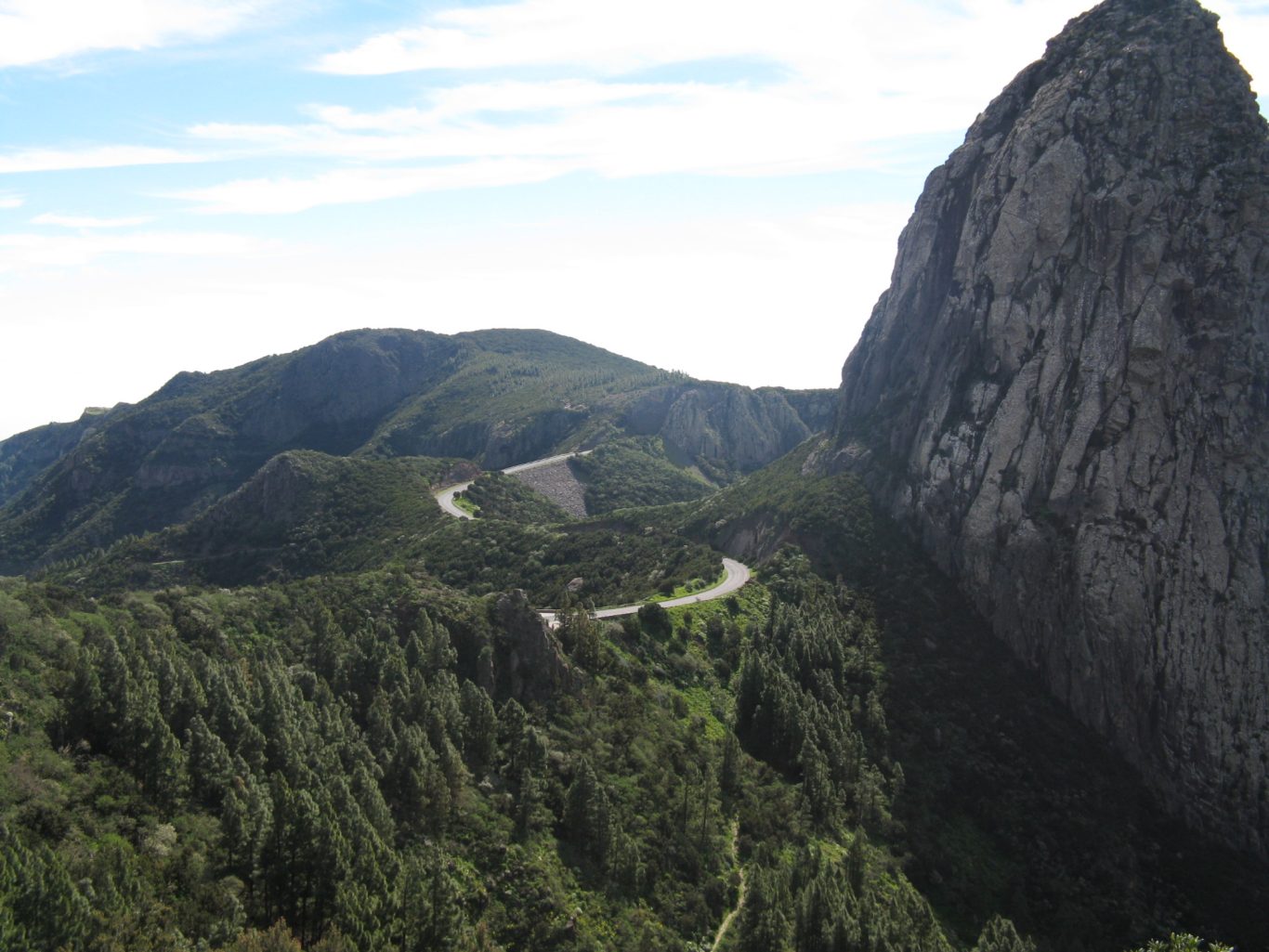 La Gomera - Bergstraße am Mirador de los Roques Bergstraße im Wald vor Felsenberg auf la Gomera