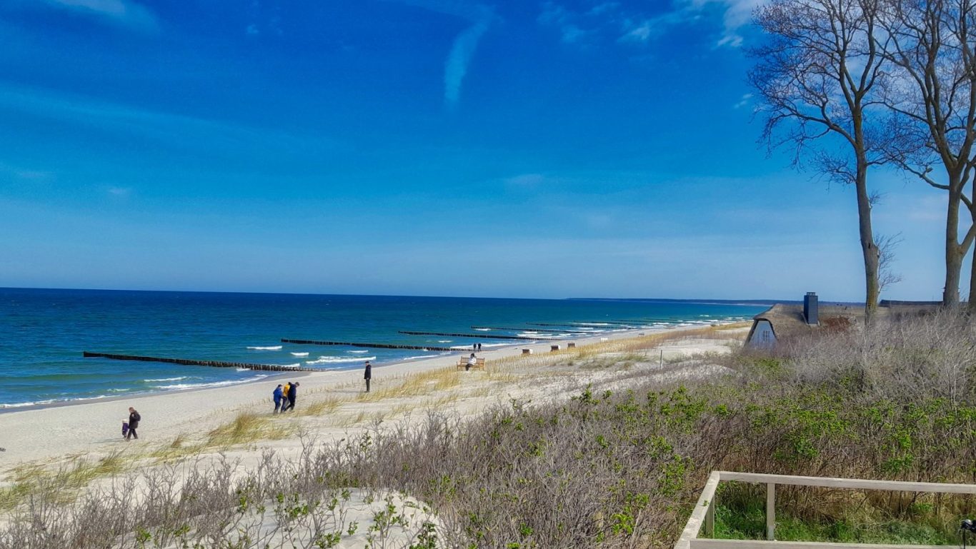 Strand in Ahrenshoop an der Ostsee Blick auf die Ostsee mit Urlaubern am Strand