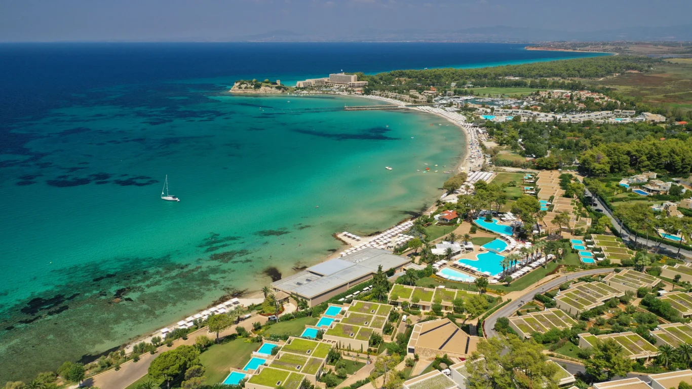 Strand in Sani auf Kassandra in Chalkidiki Bucht von Sani mit Hotels und Resorts
