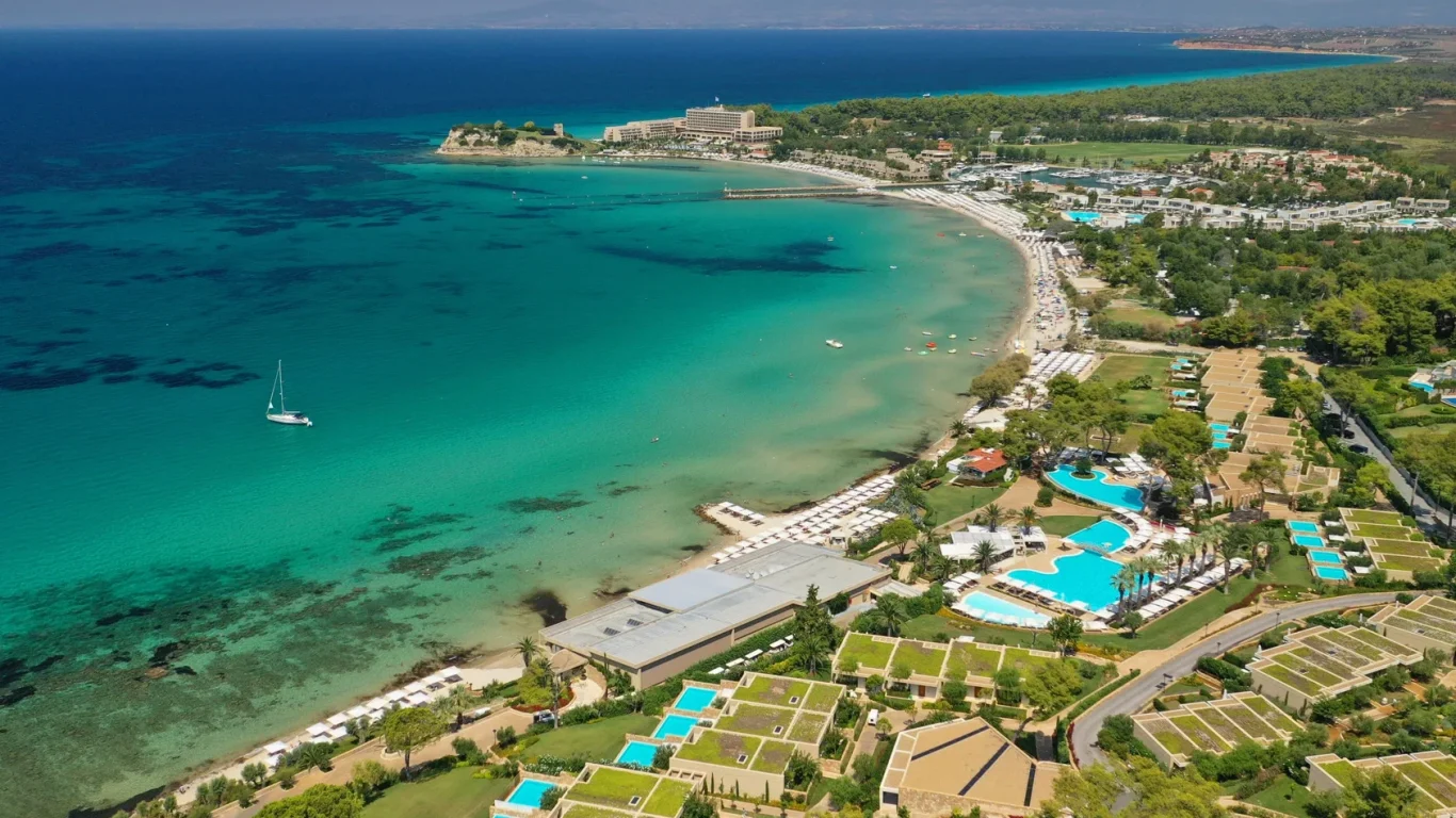 Bucht mit türkisfarbenem Wasser und Hotel in Sani