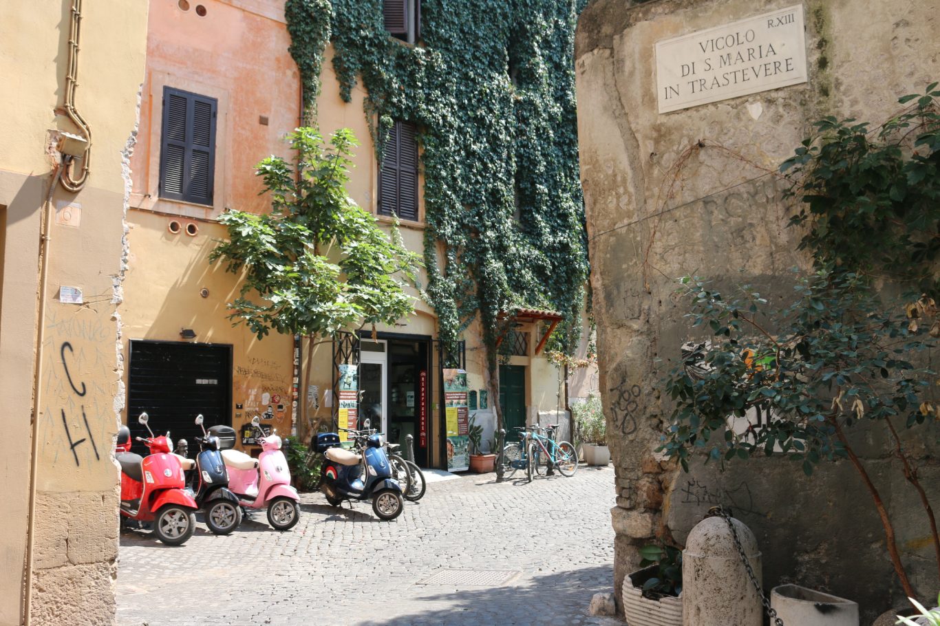 Kulisse in Roms buntem Stadtviertel Trastevere Bunte Mopeds in einer Gasse in Trastevere
