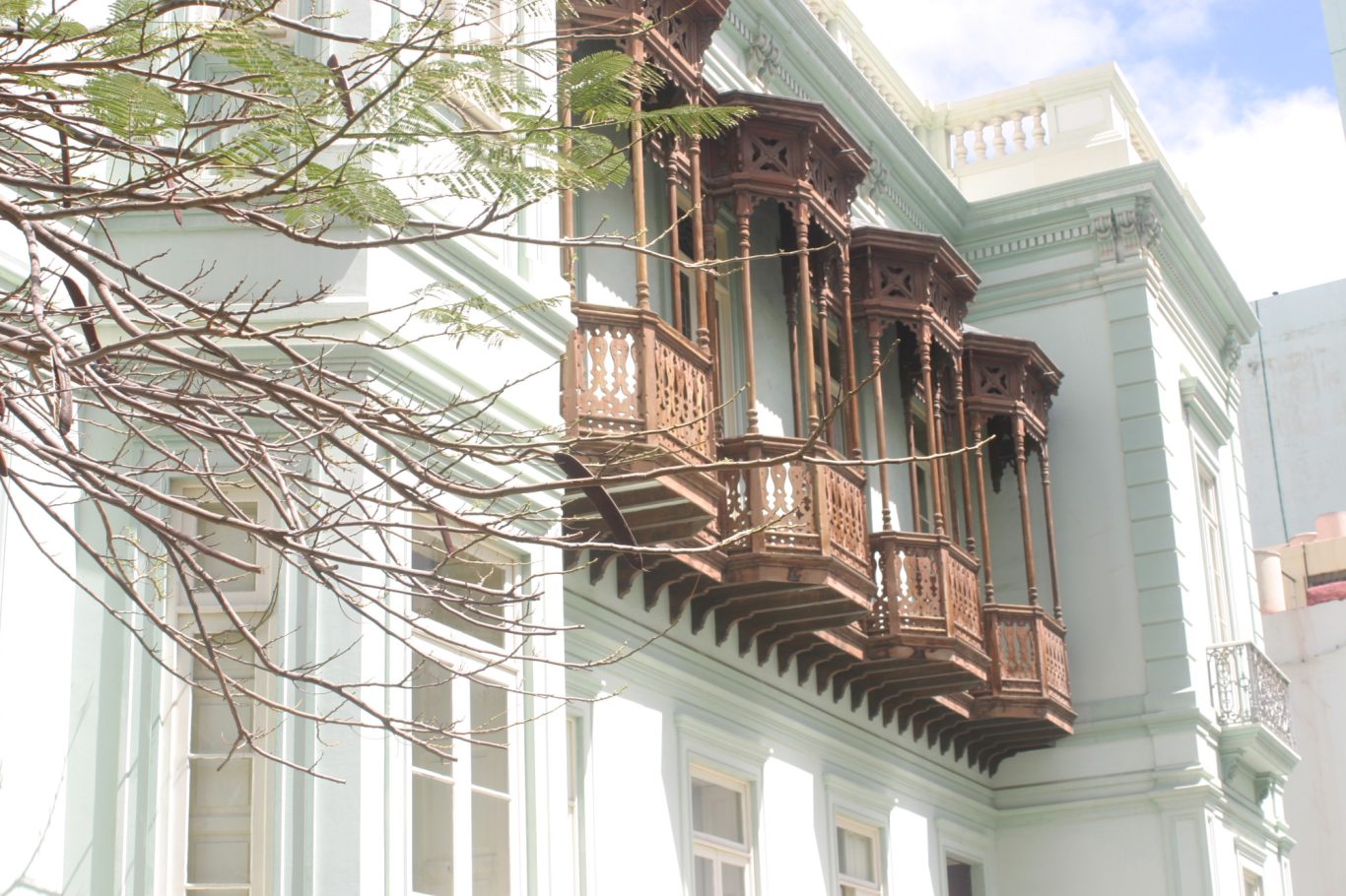 Gran Canaria - historische Holzbalkone in der Inselhauptstadt Braune Holzbalkone an weißen Häusern in Palma de Gran Canaria