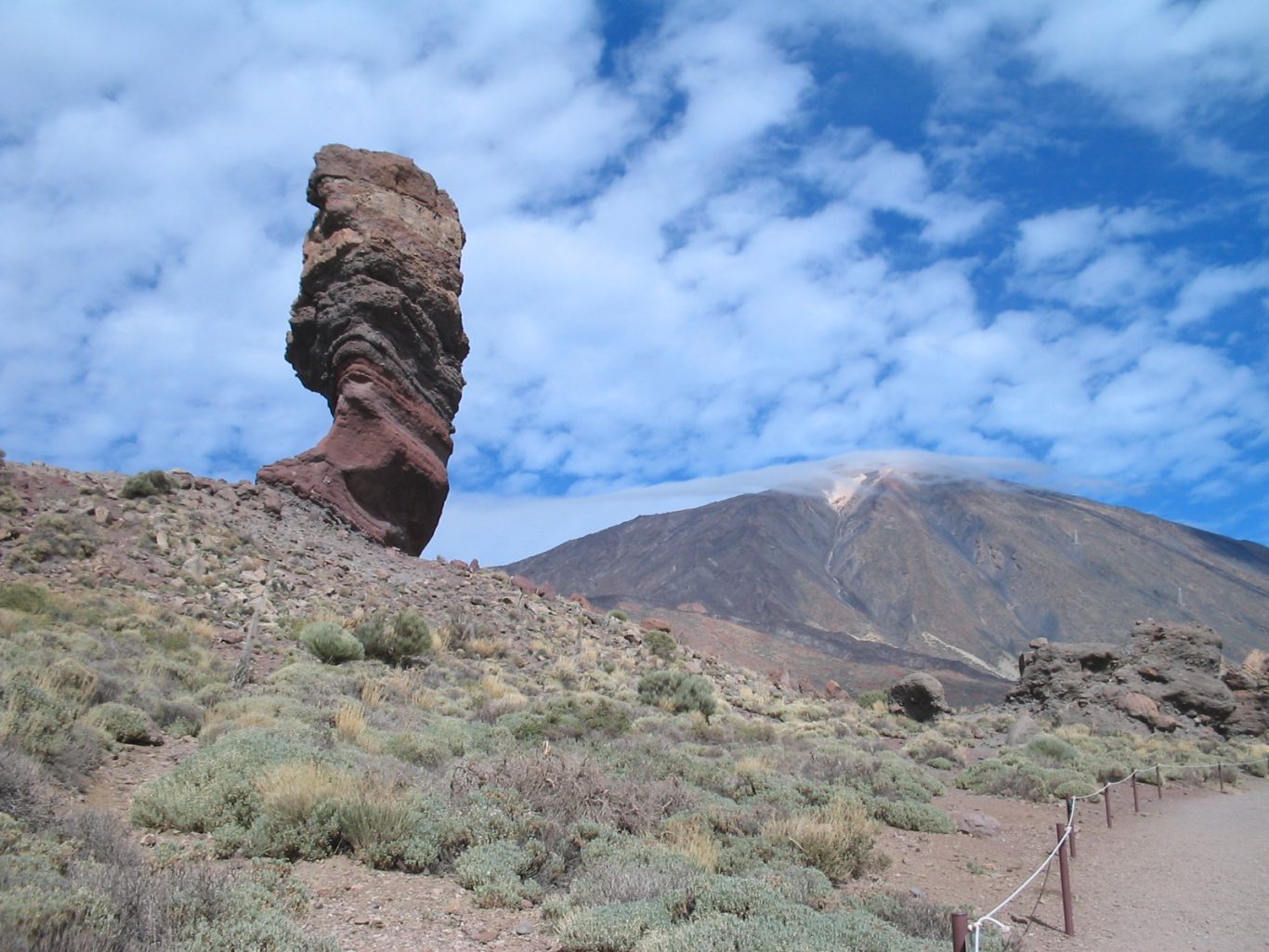 Teneriffa - im Teide-Nationalpark Felsennadel vor dem Gipfel des Vulkans Teide auf Teneriffa