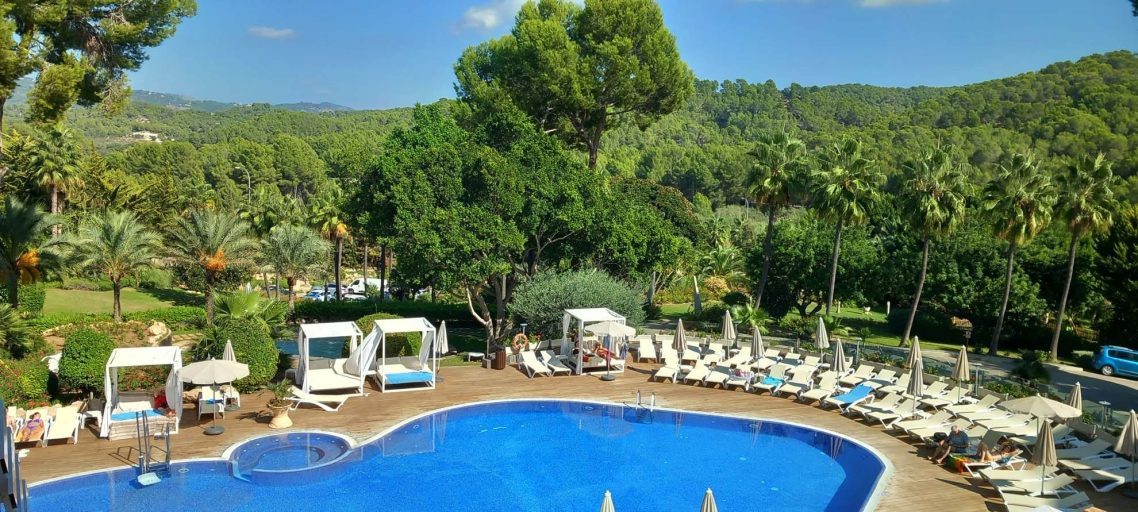 Blick auf Pool und Berge in Paguera