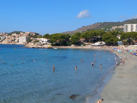 Badeurlauber am Strand in Peguera