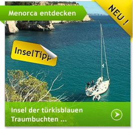 Küste mit Segelschiff auf Menorca