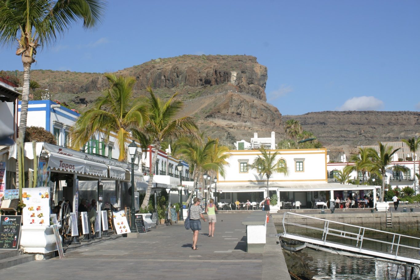 Gran Canaria - Promenade in Puerto de Mogan Urlauber auf der Promenade vor den Shops